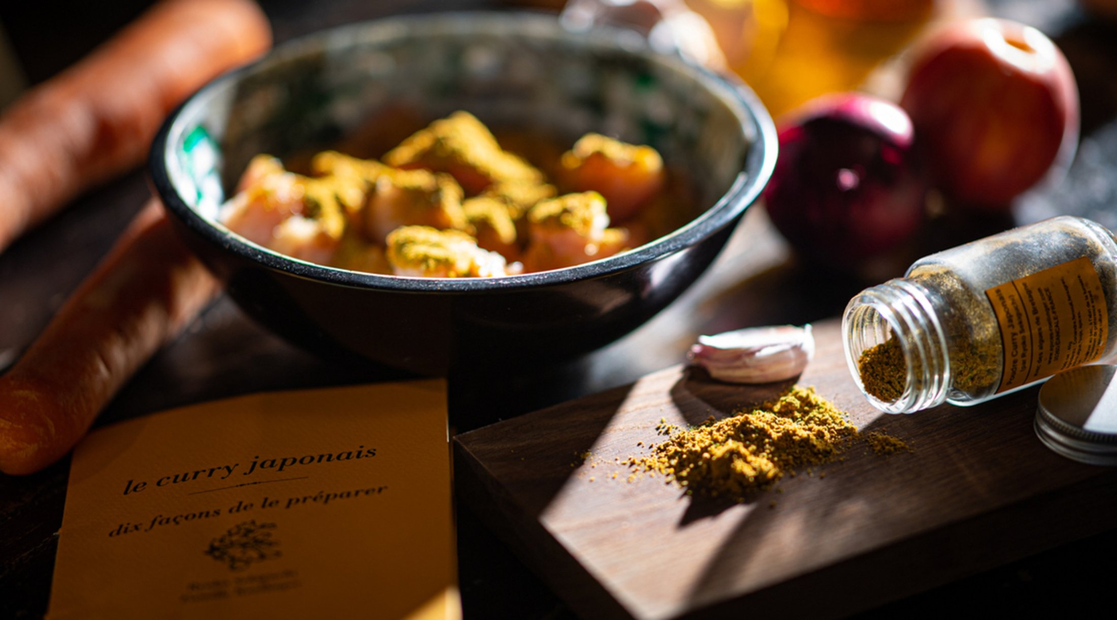 Photo de la préparation d'une recette avec du curry japonais Roellinger et son livre de recettes