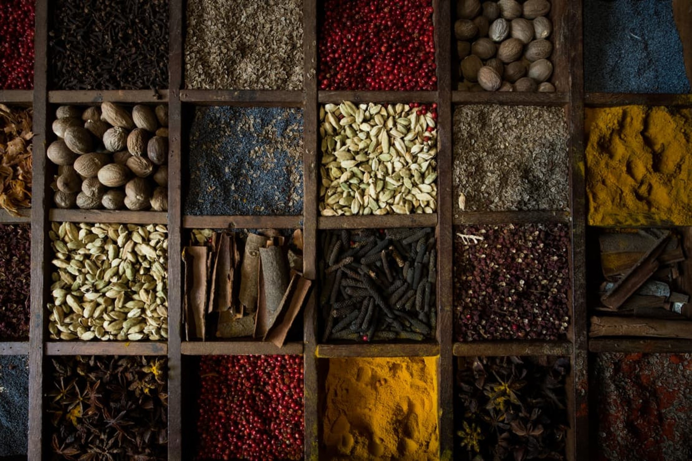 Photo d'une malle avec des épices brutes pour remplacer le sel