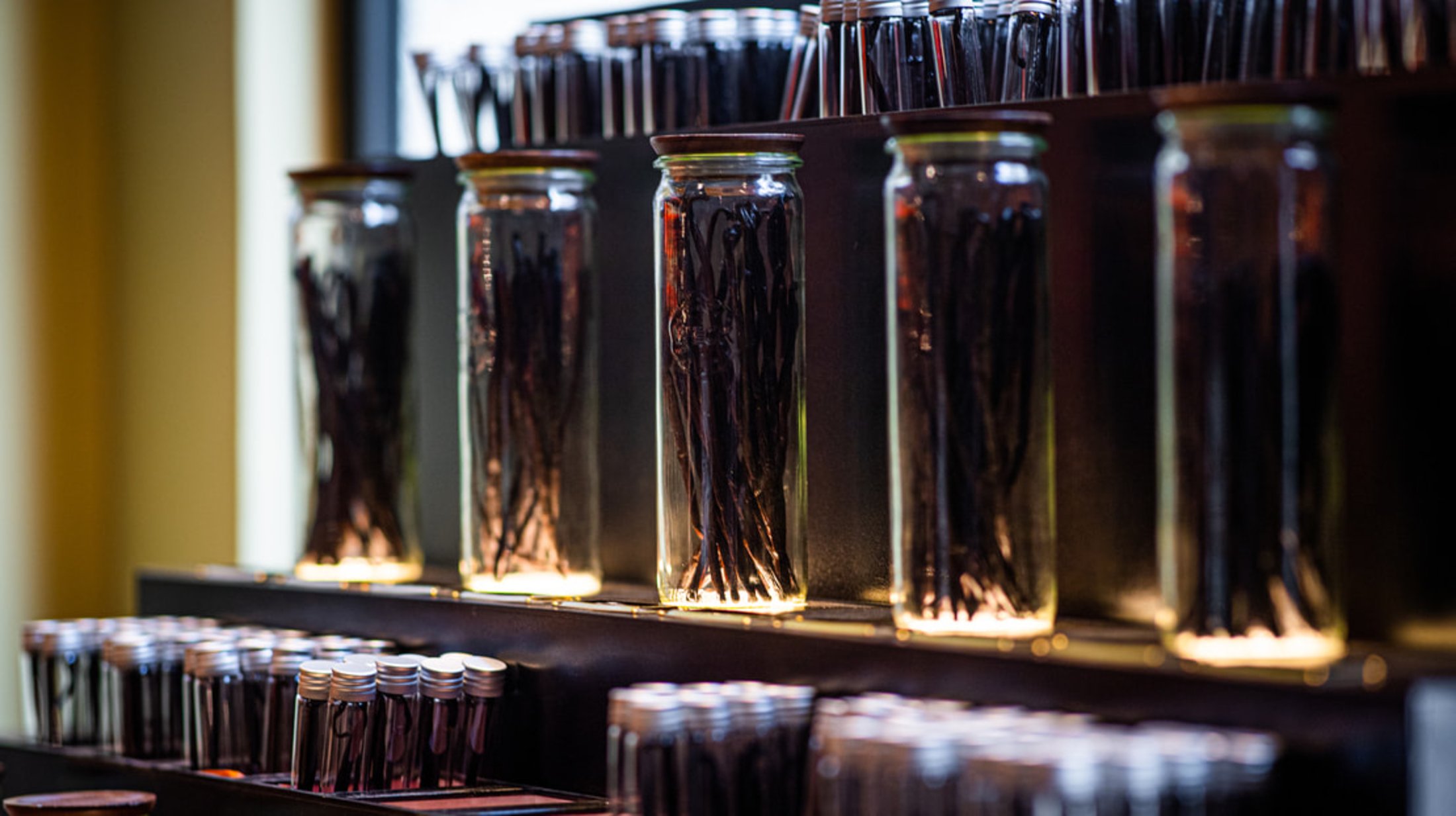 Photo du présentoir à vanilles de la boutique Epices Roellinger à Paris