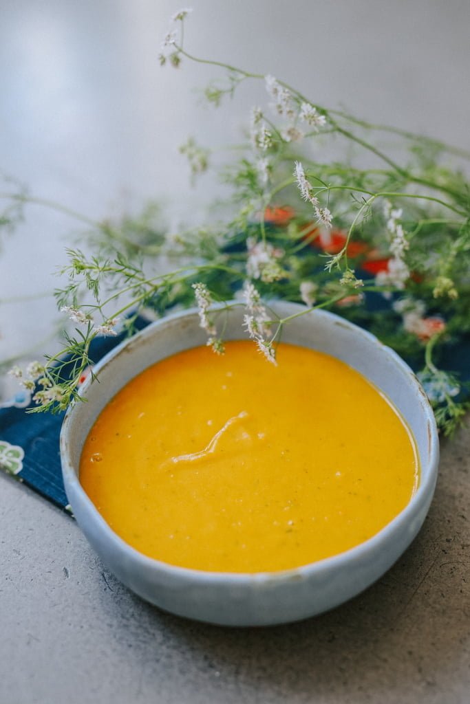 Photo d'un bol de soupe au garam masala