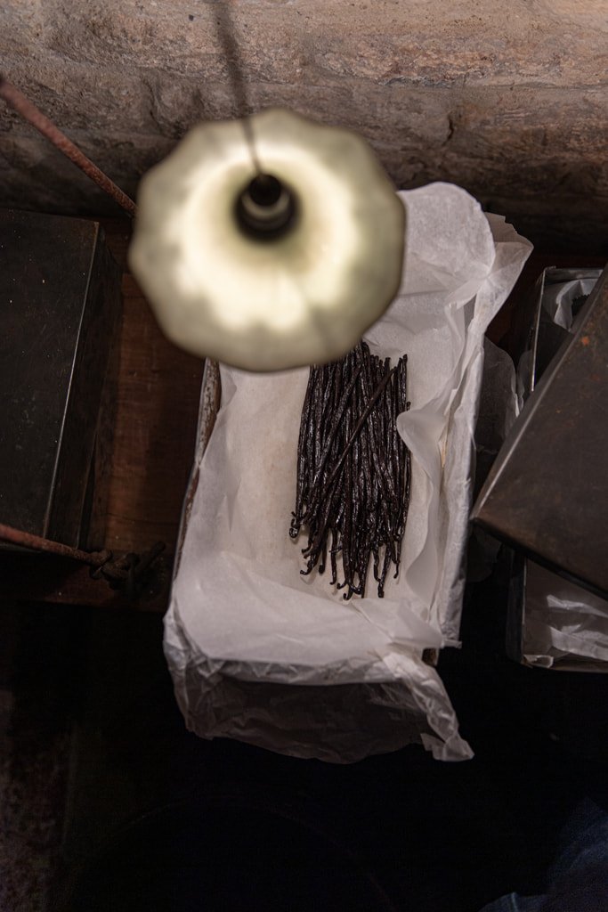 Photo de gousses dans la cave à vanilles Roellinger