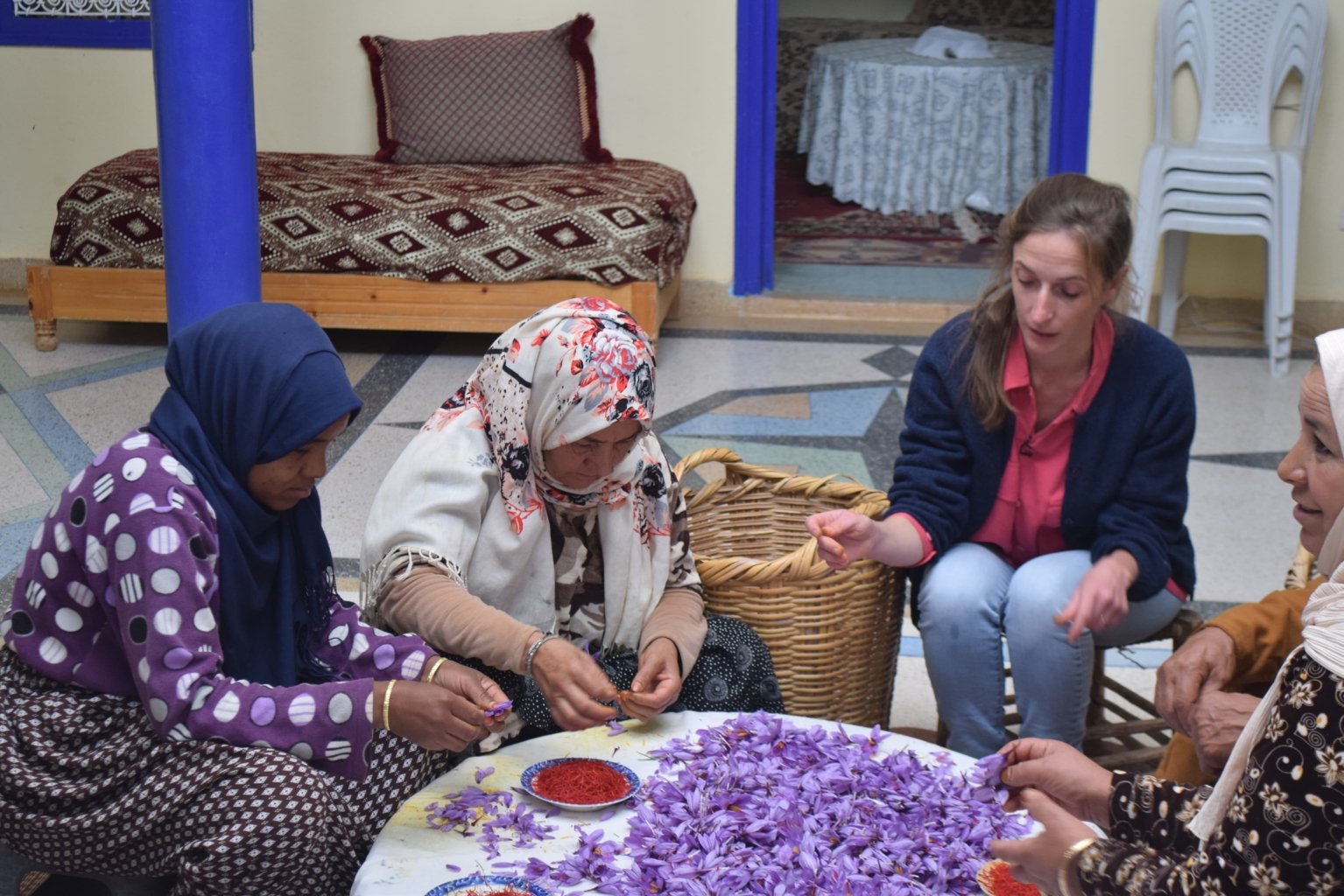 Atelier émondage des fleurs de safran