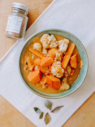 Photo d'un bol de velouté au garam masala