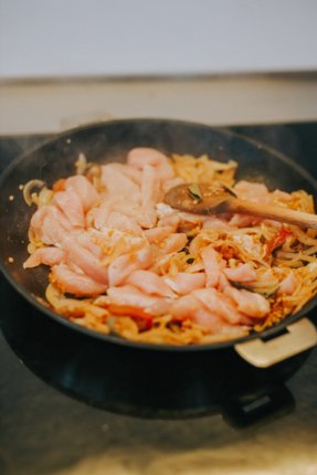 Photo de poulet au garam masala dans une poêle