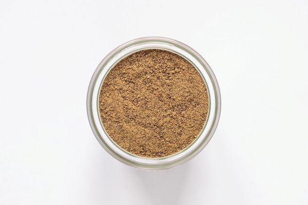 Image d'un pot contenant de la poudre de mélange 4 épices