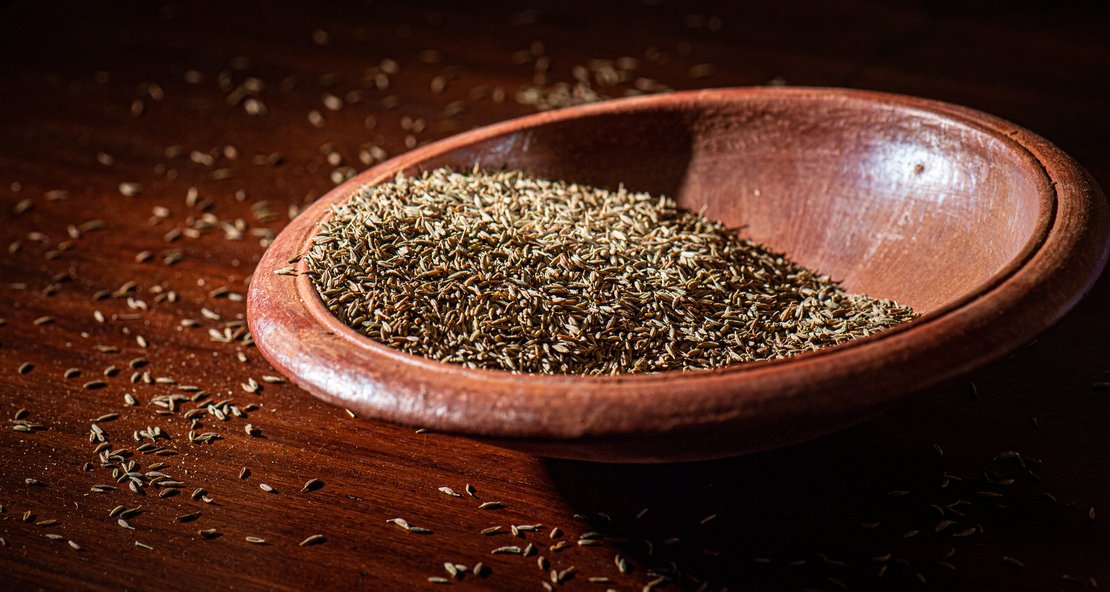 Photo des graines de cumin des Epices Roellinger en vrac dans un récipient